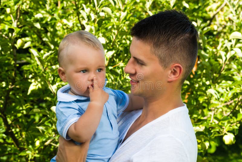 Bébé garçon caucasien avec du charme avec le père images libres de droits Bébé garçon caucasien avec du charme avec le père images libres de droits