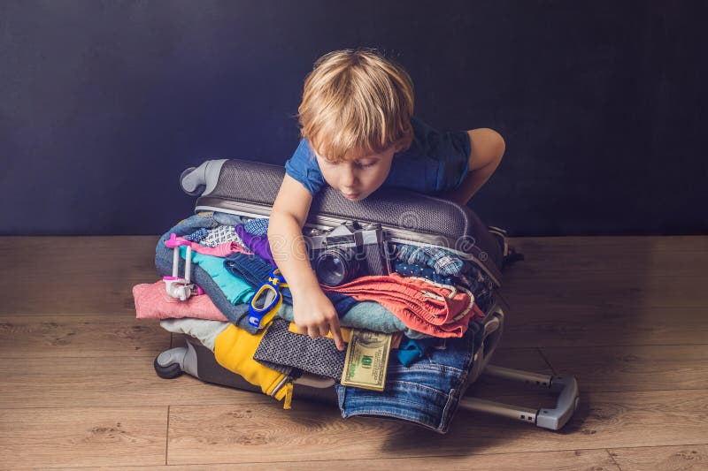 Bébé garçon et valise de voyage Enfant et bagage emballés pour Vacatio image stock Bébé garçon et valise de voyage Enfant et bagage emballés pour Vacatio image stock