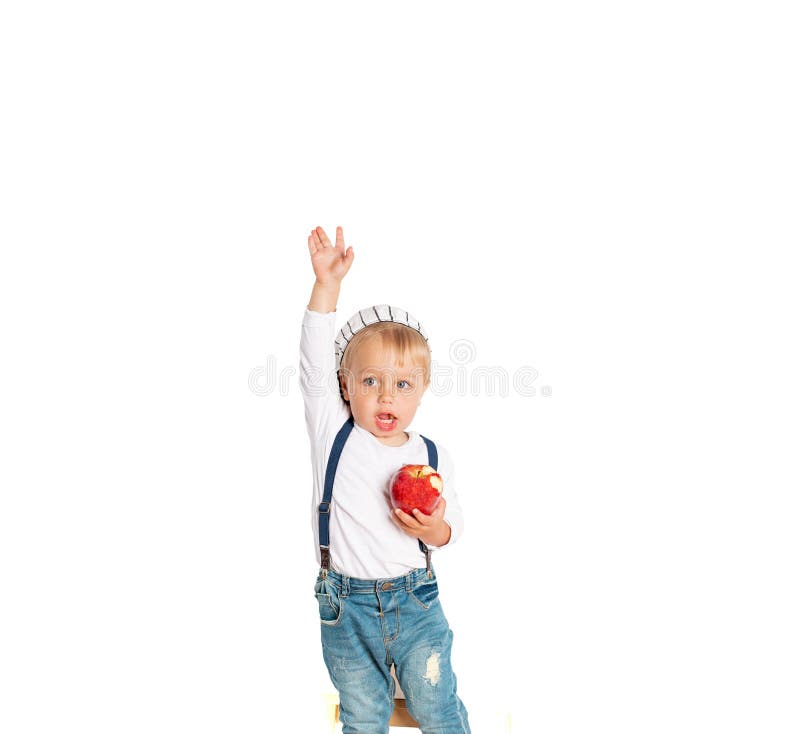 Bébé garçon mangeant la pomme et souriant dans le studio d'isolement sur le fond blanc photos stock Bébé garçon mangeant la pomme et souriant dans le studio d'isolement sur le fond blanc photos stock
