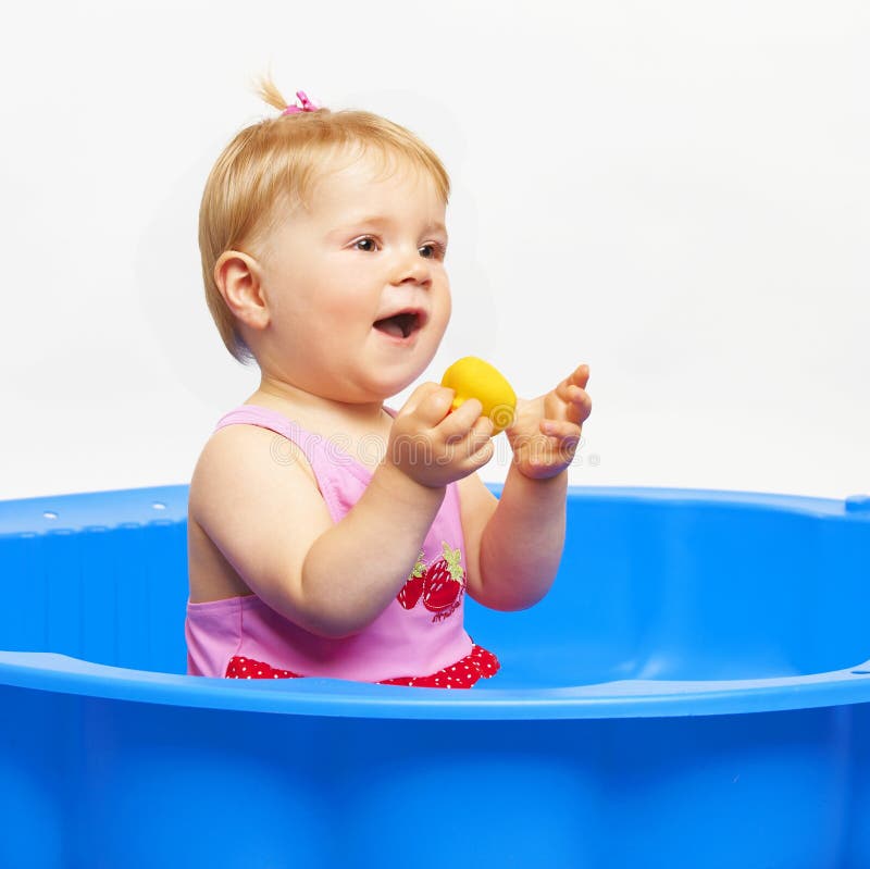 Bébé heureux dans le bathtube photographie stock Bébé heureux dans le bathtube photographie stock