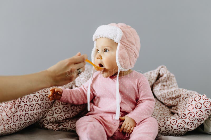 Bébé mangeant de la nourriture d'une cuillère photographie stock libre de droits Bébé mangeant de la nourriture d'une cuillère photographie stock libre de droits