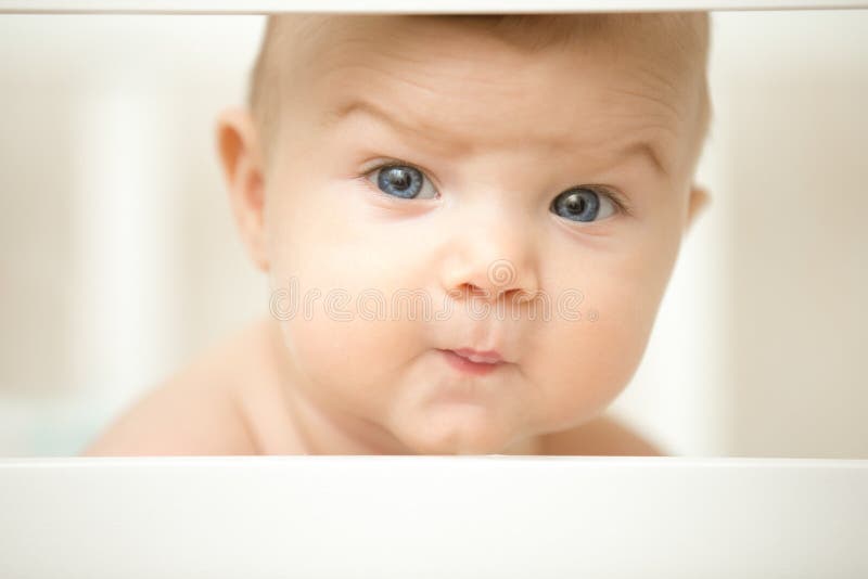 Bébé mignon faisant un visage se demandant drôle avec ses sourcils photo stock Bébé mignon faisant un visage se demandant drôle avec ses sourcils photo stock
