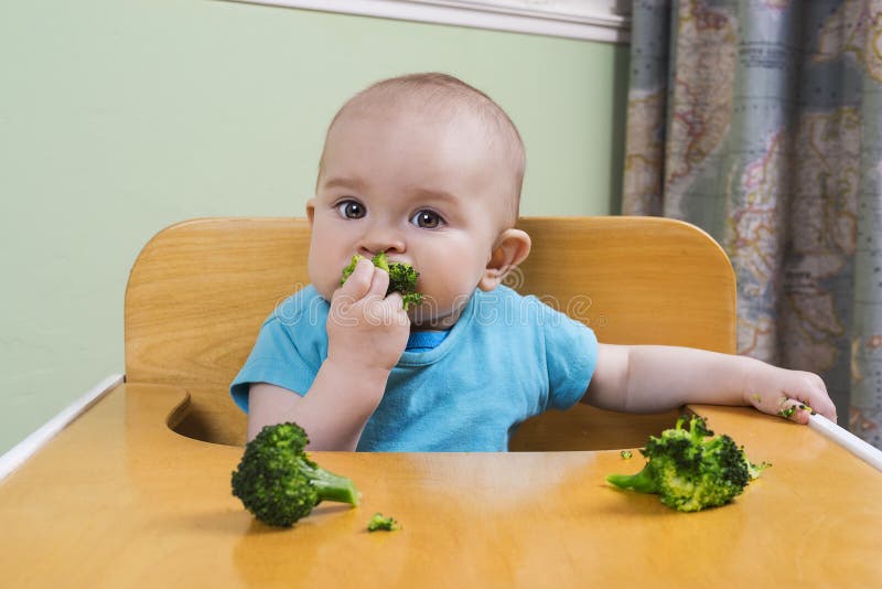 Bébé mignon mangeant du brocoli