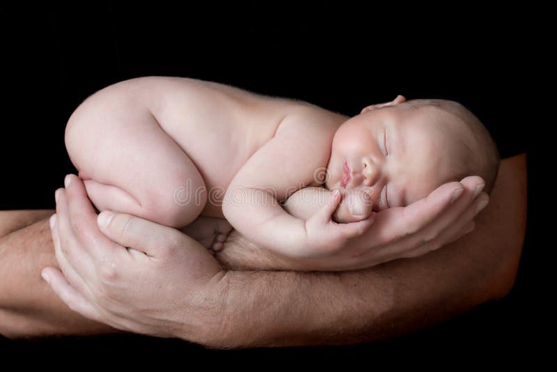 Bébé nouveau-né de sommeil dans les mains des parents image libre de droits Bébé nouveau-né de sommeil dans les mains des parents image libre de droits