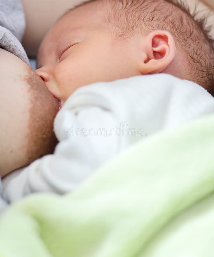 Bébé nouveau-né suçant le sein de la mère. photo libre de droits Bébé nouveau-né suçant le sein de la mère. photo libre de droits