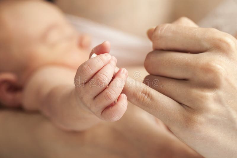 Bébé nouveau-né tenant la main de la mère image libre de droits Bébé nouveau-né tenant la main de la mère image libre de droits