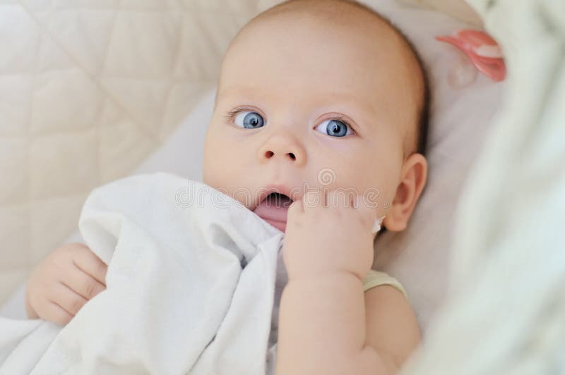 Bébé observé par bleu dans la huche photographie stock libre de droits Bébé observé par bleu dans la huche photographie stock libre de droits
