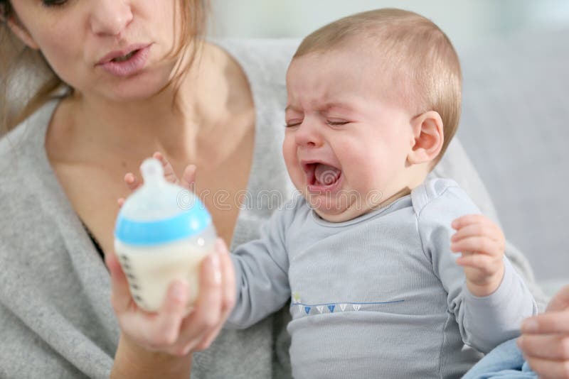 Bébé pleurant pour plus de nourriture