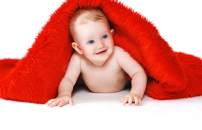 Bébé positif joyeux de portrait avec une serviette image libre de droits