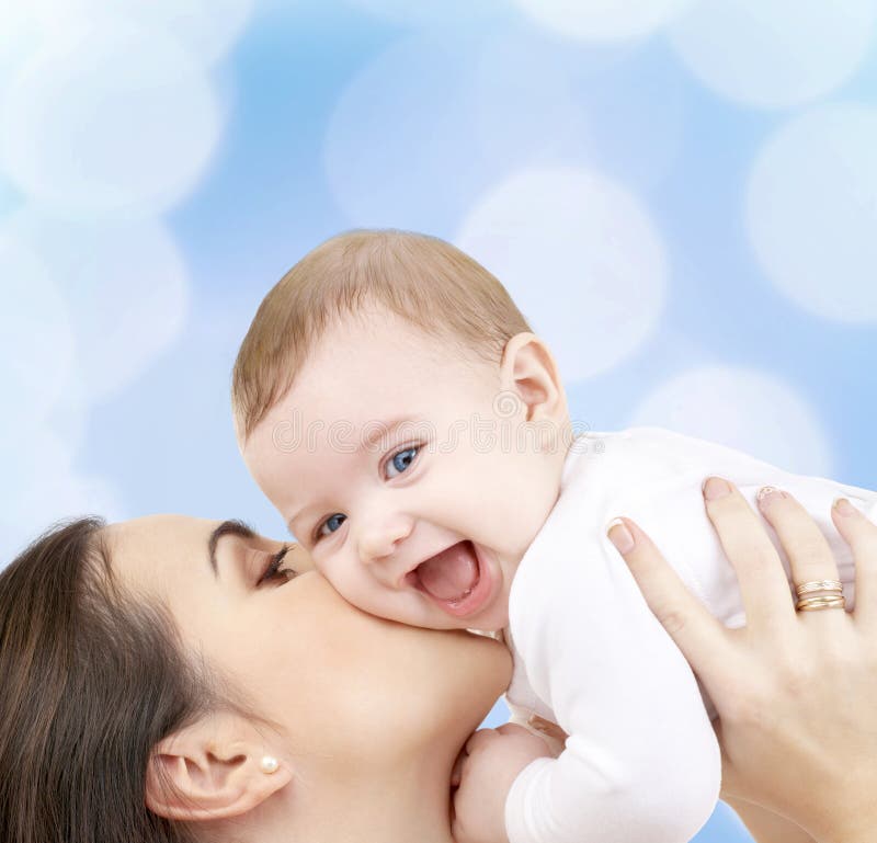Bébé riant jouant avec la mère photo stock Bébé riant jouant avec la mère photo stock