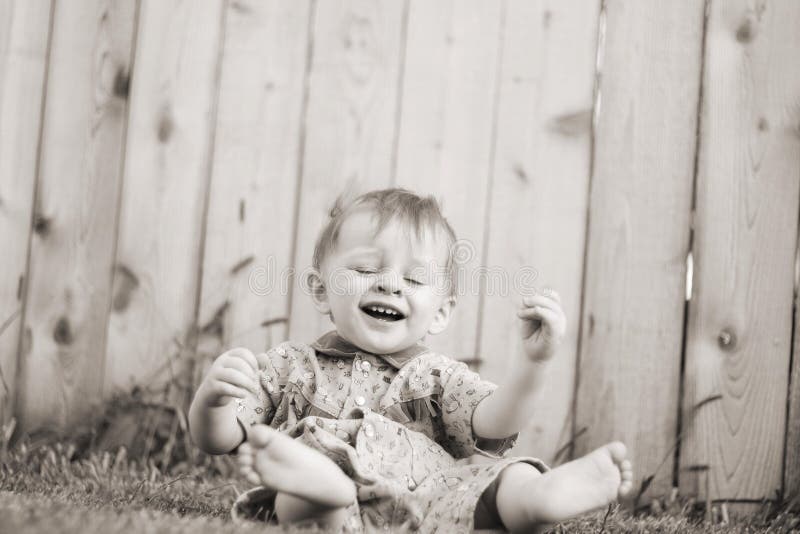 Bébé à l'extérieur photo stock Bébé à l'extérieur photo stock