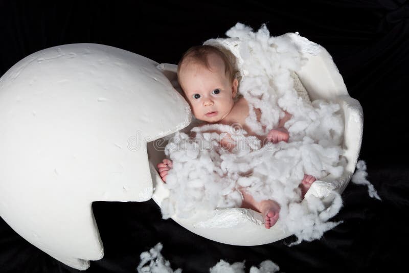 Bébé à l'intérieur d'un oeuf images stock Bébé à l'intérieur d'un oeuf images stock