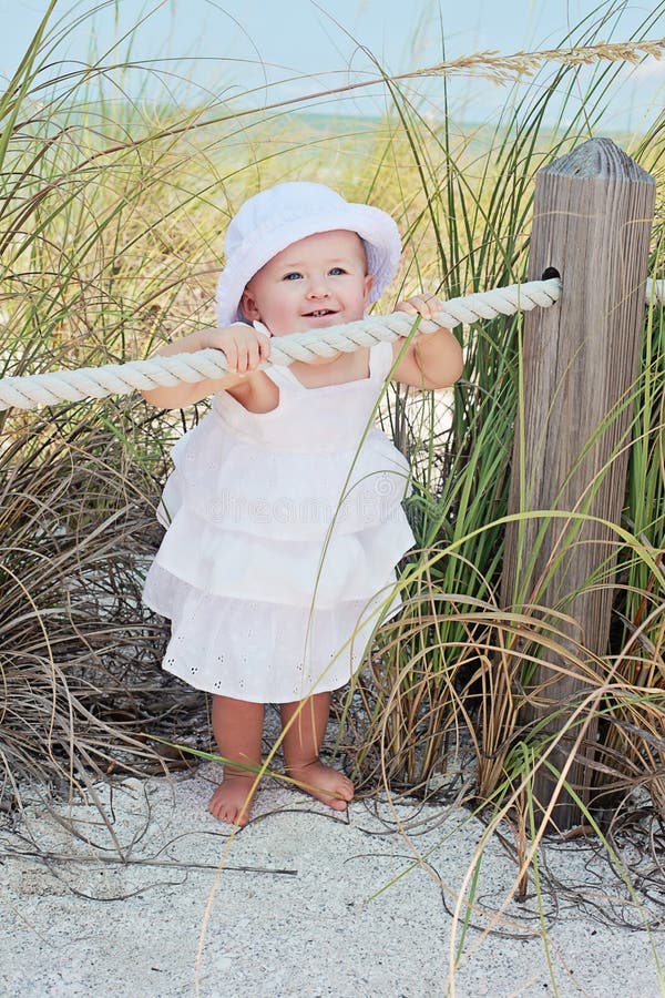 Bébé à la plage image stock Bébé à la plage image stock
