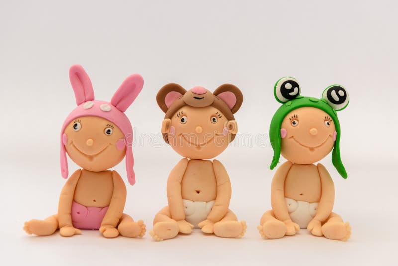 Bébés faits maison mignons de sugarpaste avec les chapeaux animaux images stock Bébés faits maison mignons de sugarpaste avec les chapeaux animaux images stock