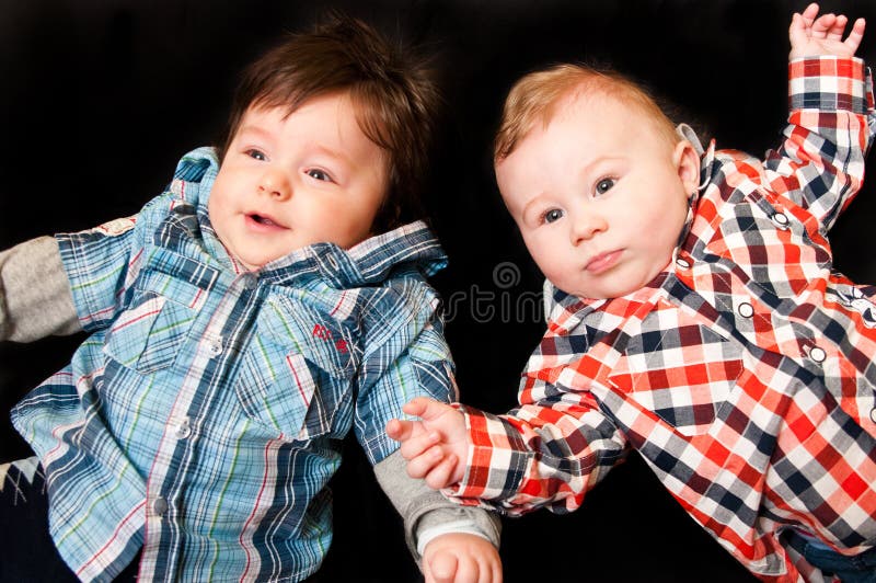 Bébés sur le noir images libres de droits Bébés sur le noir images libres de droits