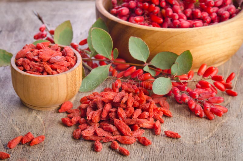 Bérberis e bagas secas do goji em umas bacias imagens de stock royalty free Bérberis e bagas secas do goji em umas bacias imagens de stock royalty free