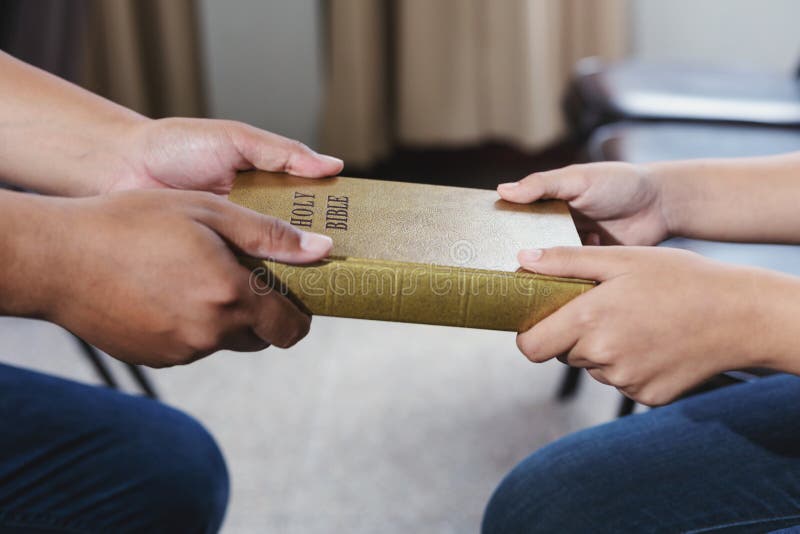 Bíblia cristã entrega devocional com amizade mão Estudo sagrado Bíblia juntos