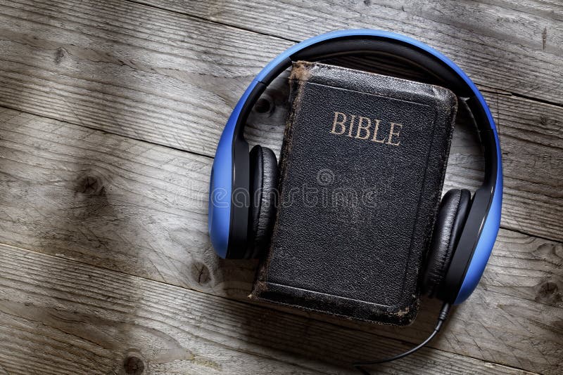 A Bíblia e fones de ouvido