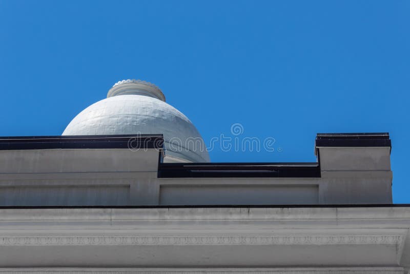 Bóveda blanca hermosa en el tejado de un edificio con el ajuste negro, espacio de la copia del cielo azul foto de archivo Bóveda blanca hermosa en el tejado de un edificio con el ajuste negro, espacio de la copia del cielo azul foto de archivo