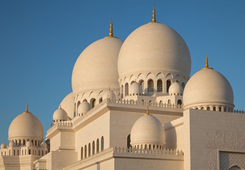 Bóvedas de mármol blancas de Abu Dhabi Sheikh Zayed Mosque fotografía de archivo libre de regalías Bóvedas de mármol blancas de Abu Dhabi Sheikh Zayed Mosque fotografía de archivo libre de regalías