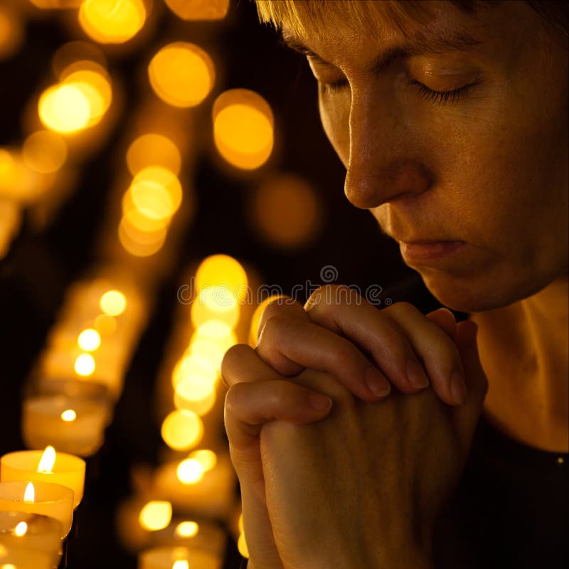 Bön som nära ber i stearinljus för katolsk kyrka