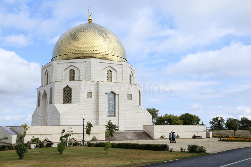 Böner går till moskén i Bolgar, Tatarstan, Ryssland royaltyfri bild Böner går till moskén i Bolgar, Tatarstan, Ryssland royaltyfri bild