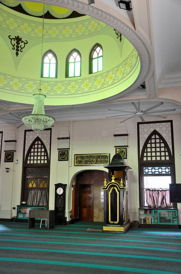 Bönkorridor med den minbar runda kupolen och minaret av Hajjah Fatima Mosque Singapore arkivbilder Bönkorridor med den minbar runda kupolen och minaret av Hajjah Fatima Mosque Singapore arkivbilder