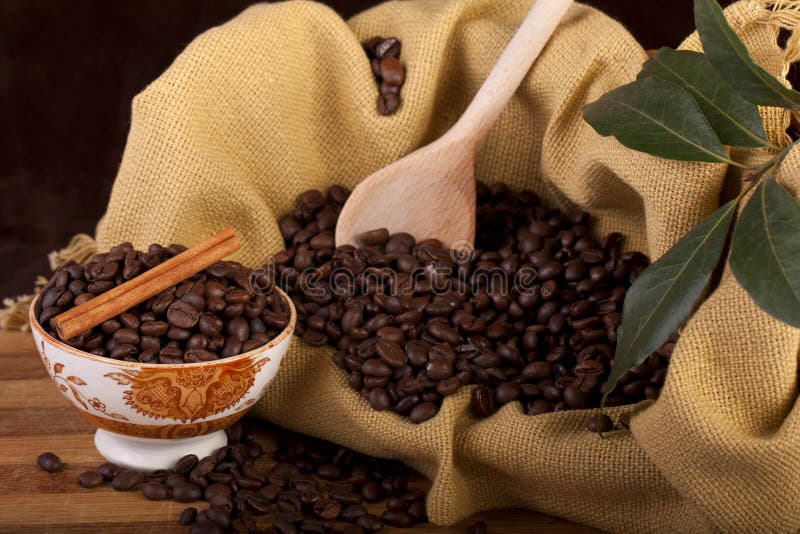 Bönor av kaffe på en bunke royaltyfri bild Bönor av kaffe på en bunke royaltyfri bild