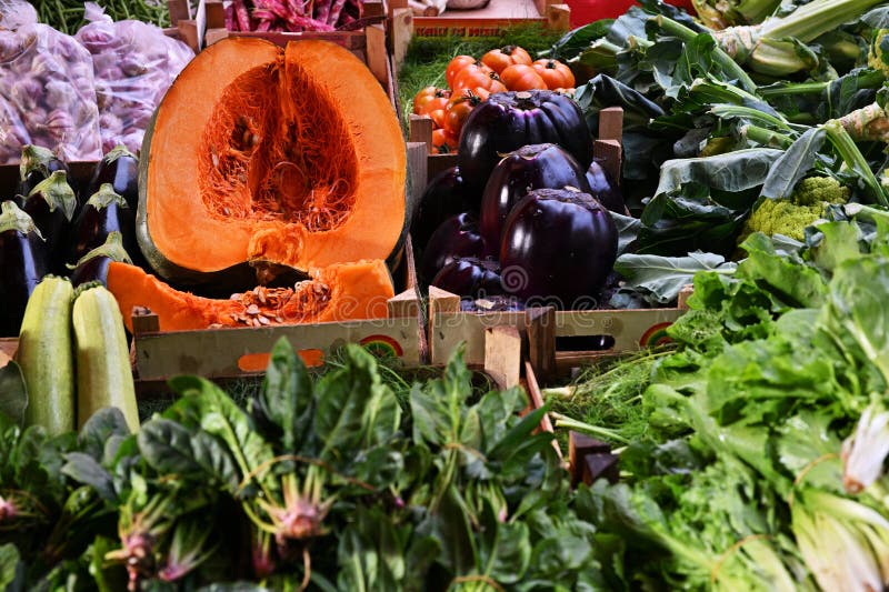 Bönor med färglösa grönsaker fotografering för bildbyråer