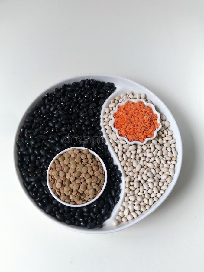 B?nor och linser p? sk?rmen med ett jobbkort i form av Yin Yang flatley Foodfoto royaltyfri fotografi B?nor och linser p? sk?rmen med ett jobbkort i form av Yin Yang flatley Foodfoto royaltyfri fotografi