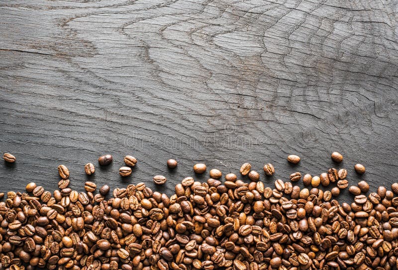 Bönor stänger den extrema grillade tabellen för kaffe upp trä Top beskådar fotografering för bildbyråer