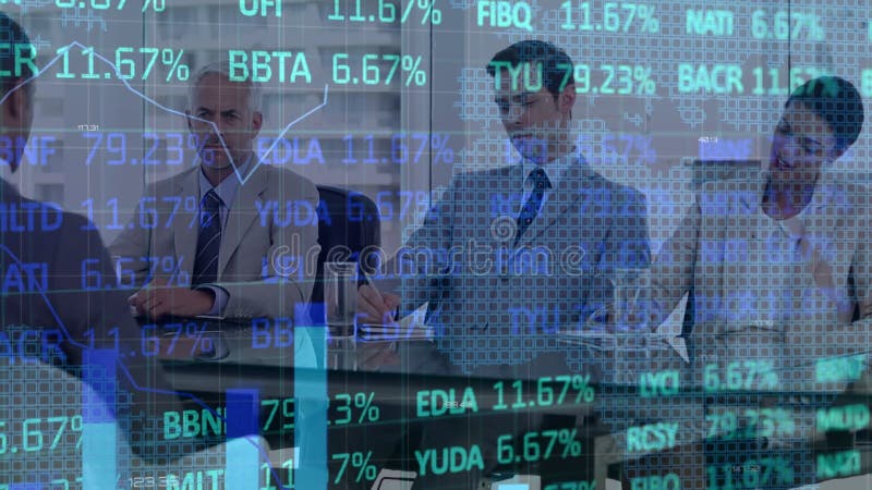 Börsendatenverarbeitung über eine Gruppe verschiedener Geschäftsleute, die gemeinsam im Büro diskutieren stock video