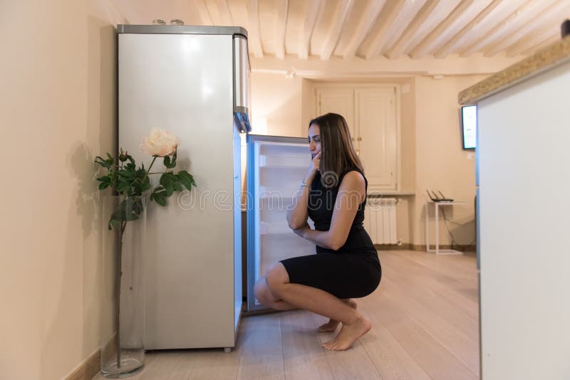 Búsqueda del refrigerador para que algo coma imágenes de archivo libres de regalías Búsqueda del refrigerador para que algo coma imágenes de archivo libres de regalías