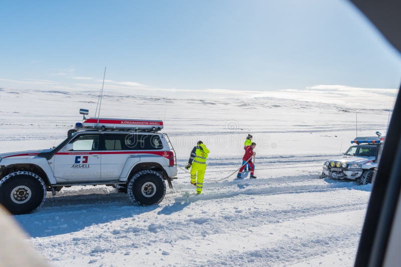 Búsqueda modificada de Nissan Patrol y camión del rescate de ICE-SAR que consigue listo para tirar de un coche pegado fotografía de archivo libre de regalías Búsqueda modificada de Nissan Patrol y camión del rescate de ICE-SAR que consigue listo para tirar de un coche pegado fotografía de archivo libre de regalías