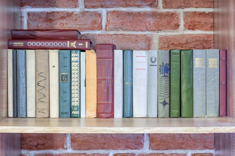 Bücher auf einem Regal an einer Ziegelwand
