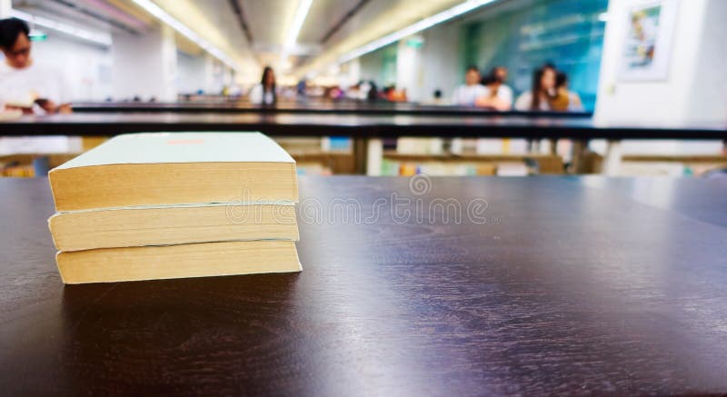 Bücher in der Bibliothek stockfotografie Bücher in der Bibliothek stockfotografie