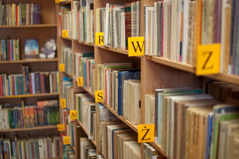 Bücher in der Bibliothek lizenzfreies stockfoto Bücher in der Bibliothek lizenzfreies stockfoto