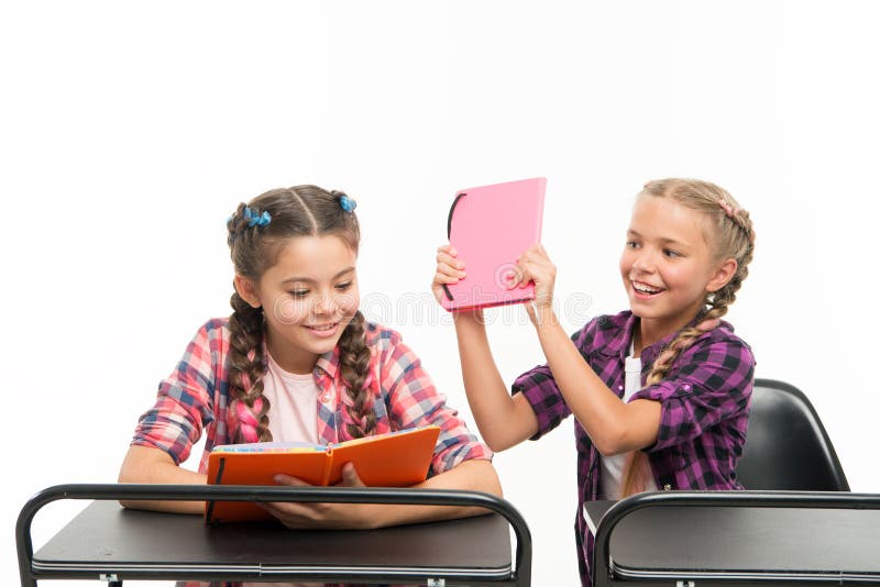 Bücher sind nicht für das Schlagen Freches kleines Mädchen, das ihren Mitschüler für das Kämpfen auf den Büchern lokalisiert auf lizenzfreie stockbilder Bücher sind nicht für das Schlagen Freches kleines Mädchen, das ihren Mitschüler für das Kämpfen auf den Büchern lokalisiert auf lizenzfreie stockbilder
