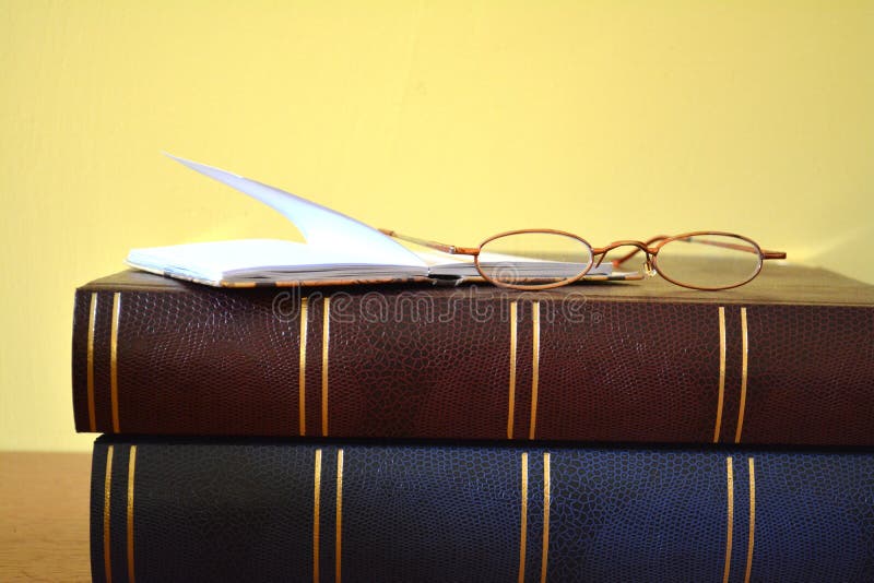 Bücher und Gläser lizenzfreie stockfotos Bücher und Gläser lizenzfreie stockfotos