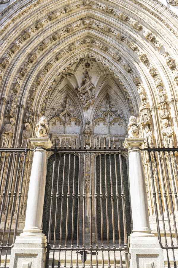 Bügeln Sie Zaun, majestätische Fassade der Kathedrale von Toledo in Spanien