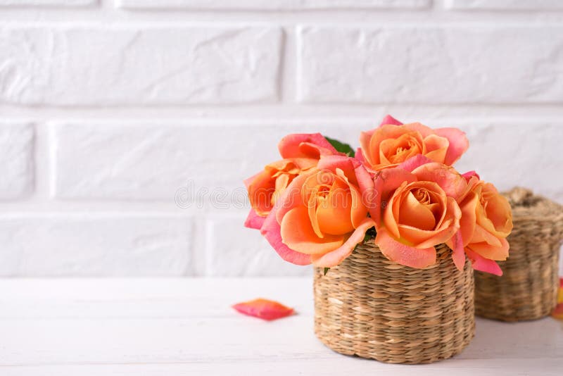Bündel frische orange Rosen auf weißem hölzernem Hintergrund gegen lizenzfreies stockbild Bündel frische orange Rosen auf weißem hölzernem Hintergrund gegen lizenzfreies stockbild