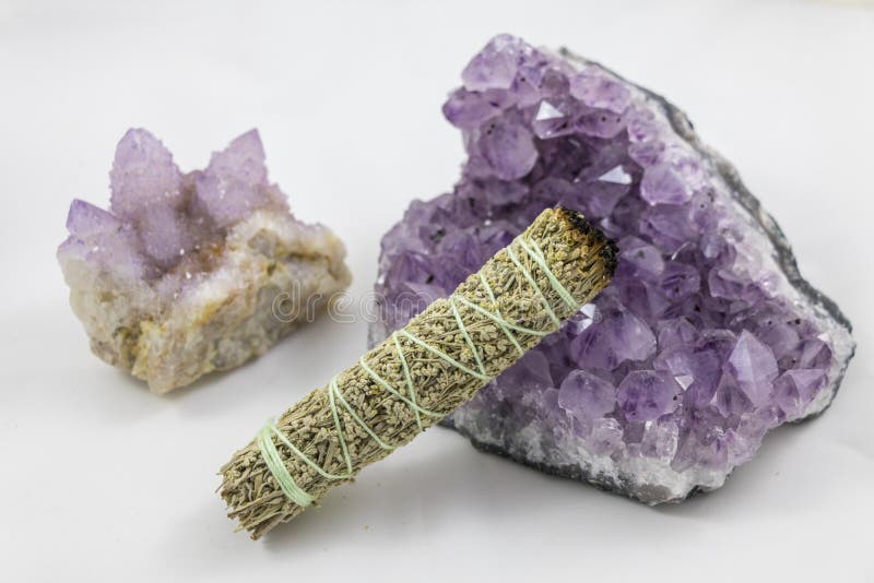 Bündel Salbei mit schönem Geist-Quarz-und Amethyst-Kristall lizenzfreies stockfoto Bündel Salbei mit schönem Geist-Quarz-und Amethyst-Kristall lizenzfreies stockfoto