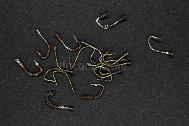 Bündel sehr alte und rostige Fischereihaken auf schwarzer Hintergrundoberfläche lizenzfreies stockbild Bündel sehr alte und rostige Fischereihaken auf schwarzer Hintergrundoberfläche lizenzfreies stockbild