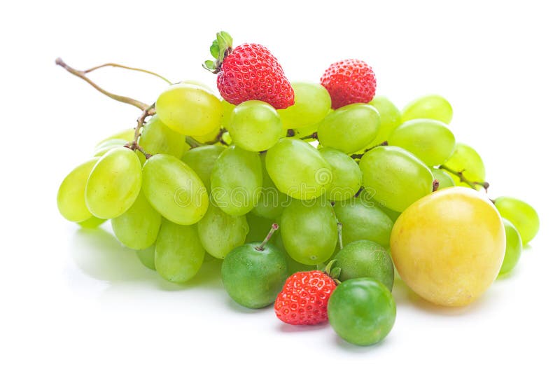 Bündel weiße Trauben, Pflaume und Erdbeeren lizenzfreie stockfotografie Bündel weiße Trauben, Pflaume und Erdbeeren lizenzfreie stockfotografie