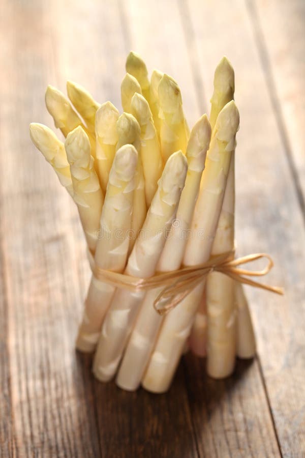 Bündel weißer Spargel stockfotografie Bündel weißer Spargel stockfotografie