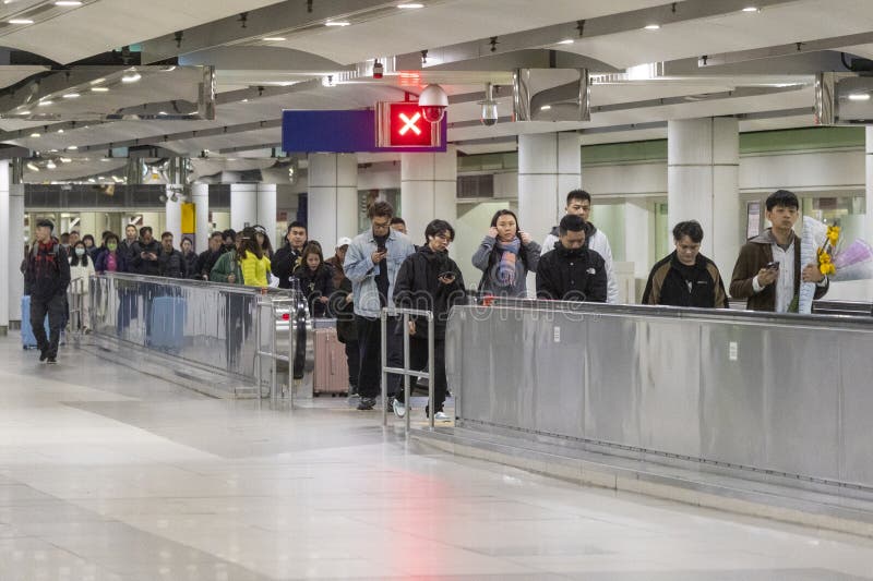 Bürger fahren nach Montag im neuen Jahr von der Hauptbahnhof nach Festland zurück. 2024 feb 12 hong kongcitizens fahren von loo wu station um nach mainland china zurück nach montag neues jahr.