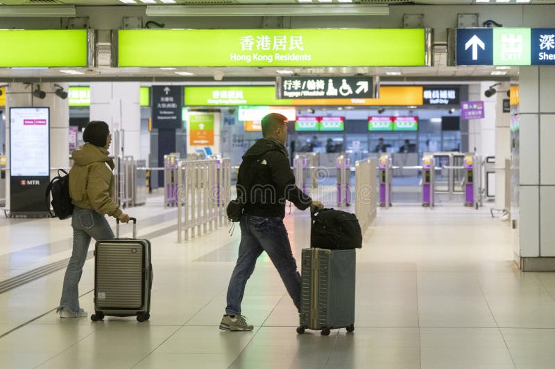 Bürger fahren nach Montag im neuen Jahr von der Hauptbahnhof nach Festland zurück. lizenzfreie stockfotografie