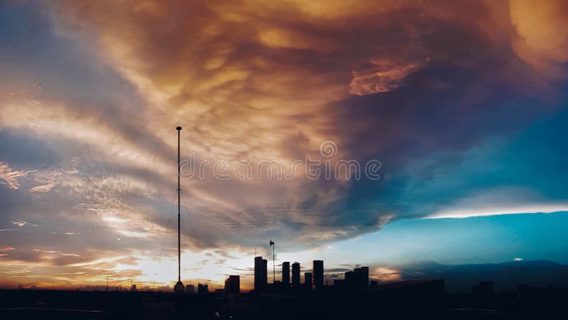 Büro der Sonnenuntergangansicht oben und etwas Wolken- und Gebäudehintergrund stockfotografie Büro der Sonnenuntergangansicht oben und etwas Wolken- und Gebäudehintergrund stockfotografie
