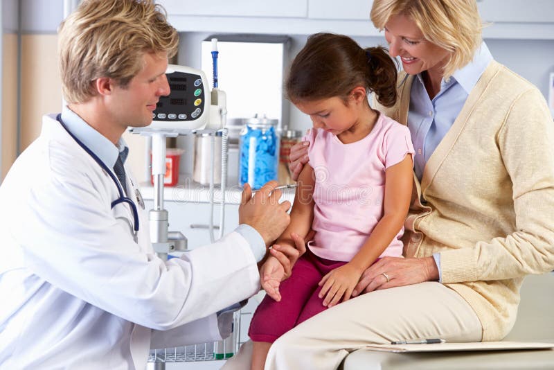 Büro Doktors Doktor-Giving Child Injection In stockbild Büro Doktors Doktor-Giving Child Injection In stockbild