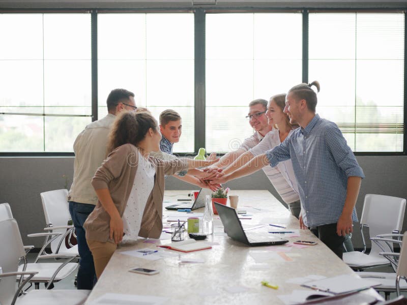 Büroangestellte schließen sich Händen für einen guten Anfang an lizenzfreies stockfoto